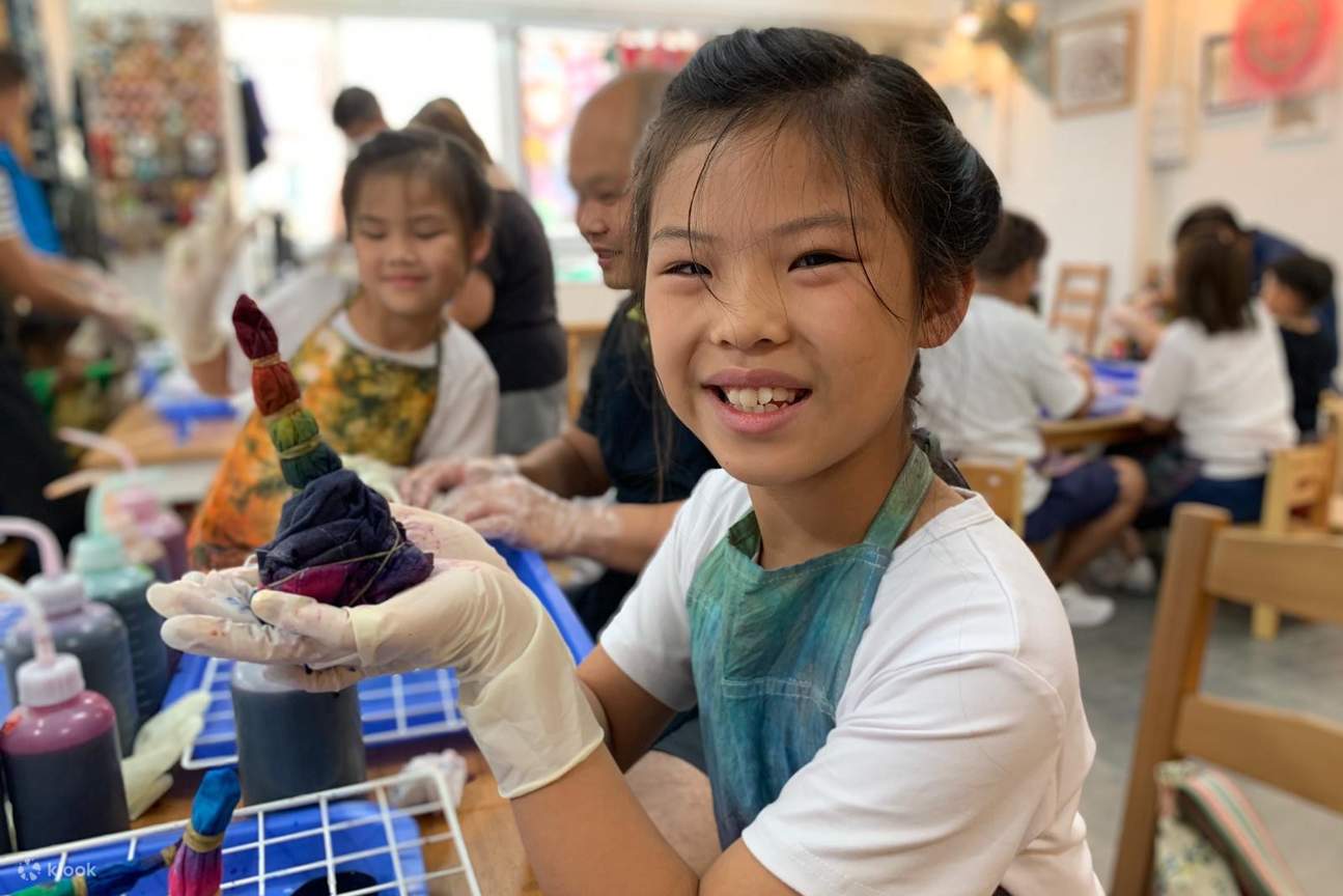 學習透過橡筋木夾等工具， 縛縫布品，染製獨特紋理的方法